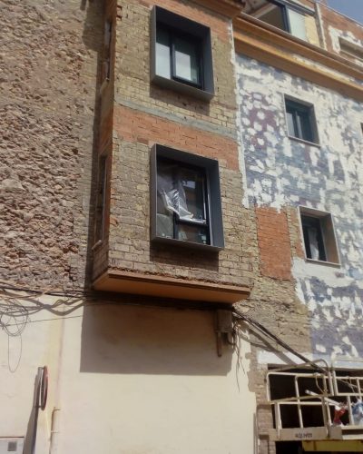 Renovación de fachada en edificio realizada por Decoraciones Miró en Castellón