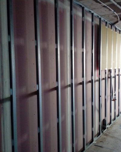 Divisiones adaptadas con pladur instaladas por Decoraciones Miró en Castellón