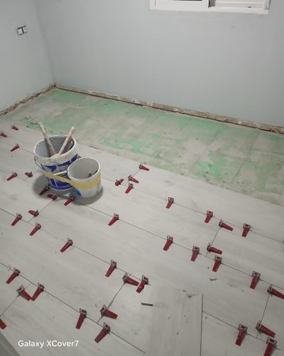 Colocación de baldosas en suelo durante reformas integrales por Decoraciones Miró en Castellón